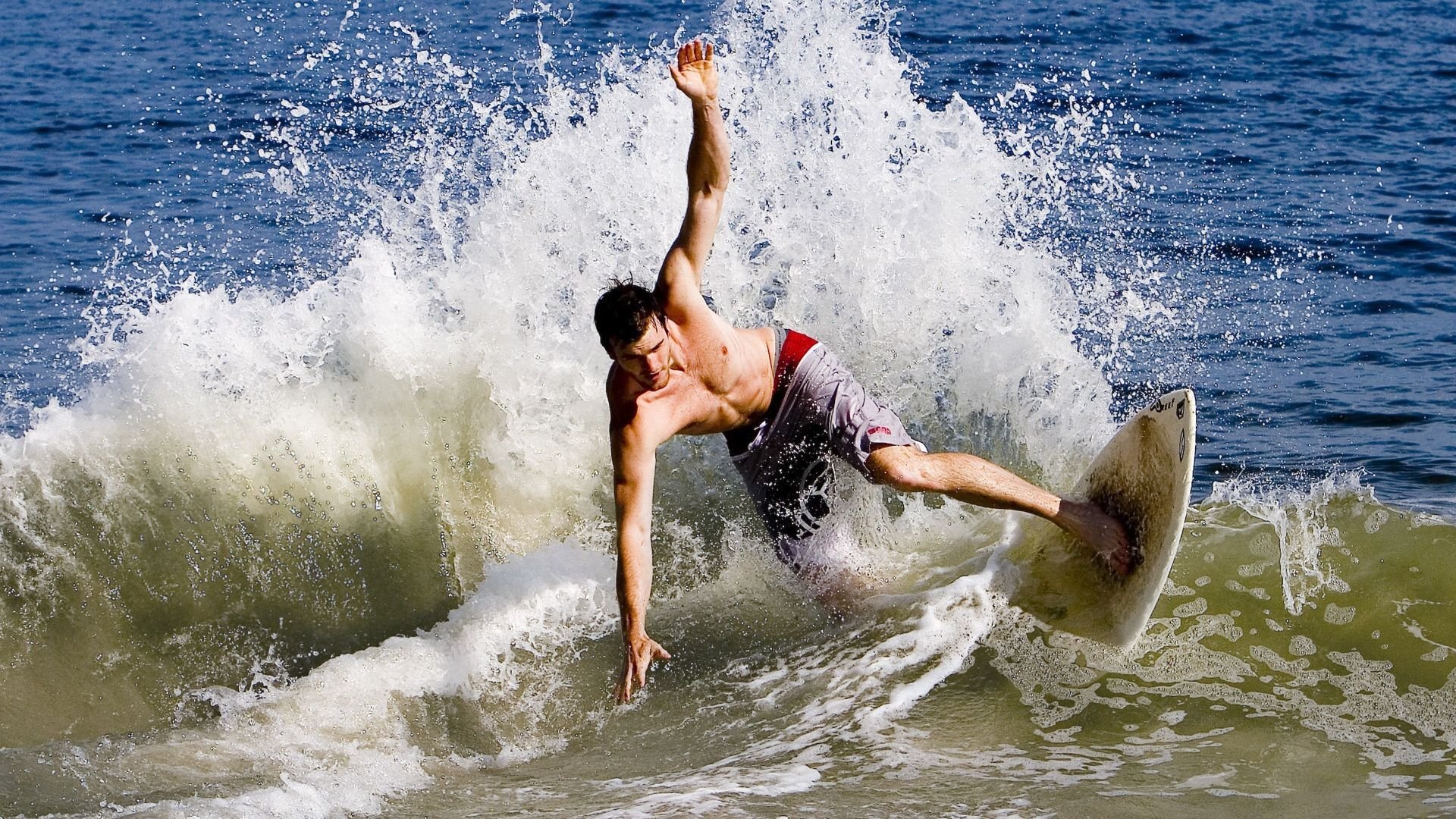 霍特·巴雷特：在关键比赛中屡次助攻，成为全黑队的胜利保障，霍巴特市